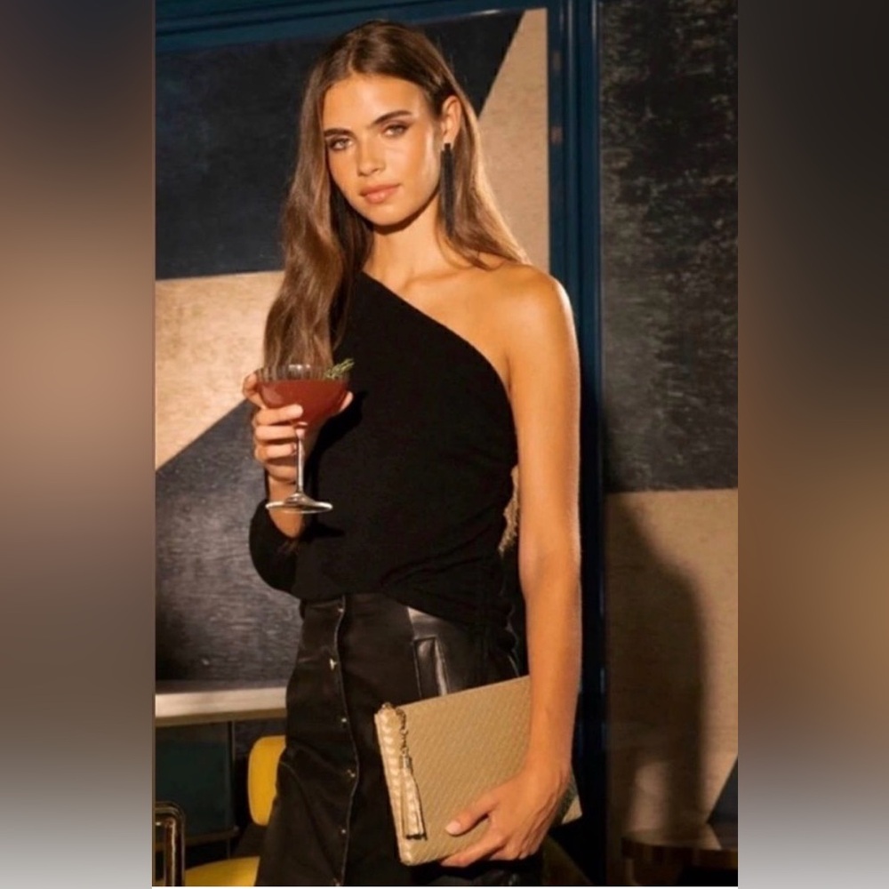 Chic and classy Virginia Wolf gold woven clutch - Picture 3 of 12